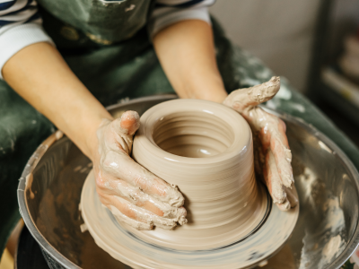 Atelier d&eacute;couverte de la poterie &ndash; Le tour - EN PR&Eacute;SENTIEL