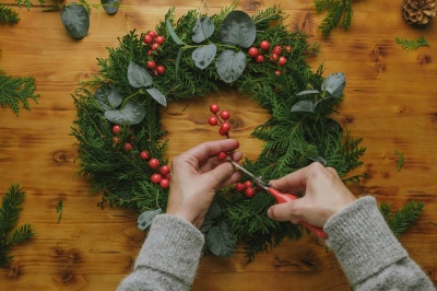 Fabrication de couronnes de No&euml;l - EN PR&Eacute;SENTIEL