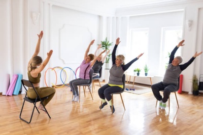 Yoga sur chaise - EN PR&Eacute;SENTIEL
